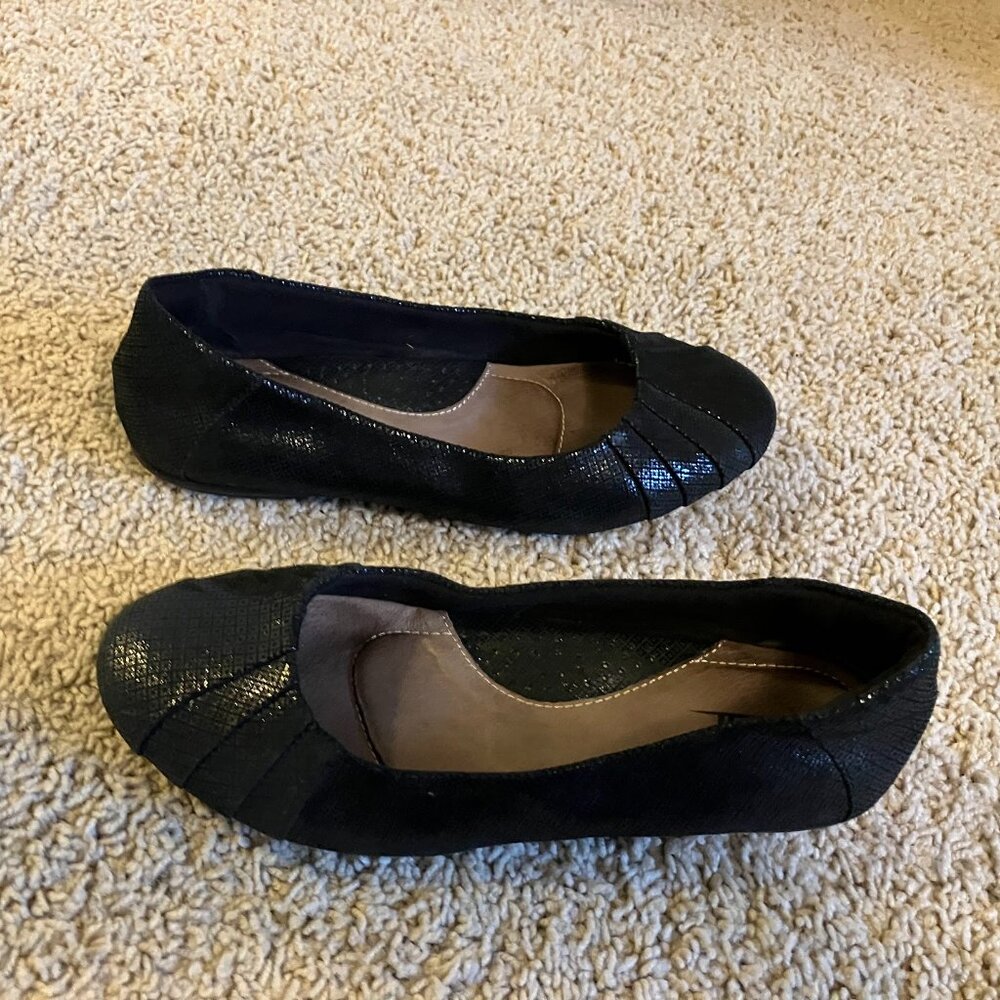 Earth brand black ballet style flats (Women Size 7)
